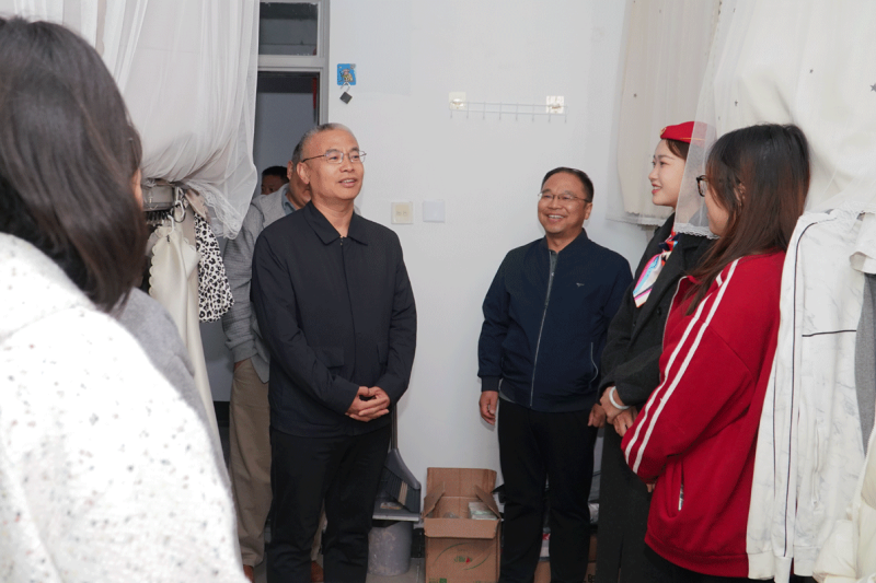 院长王立军检查指导学生工作