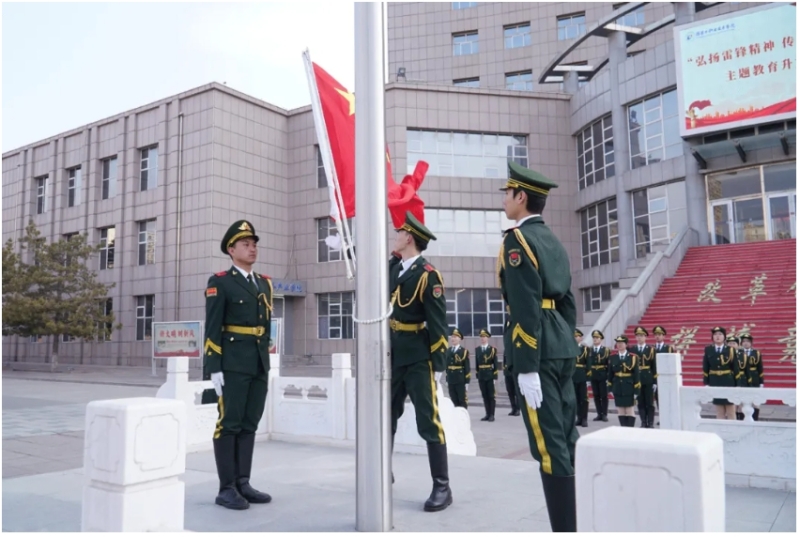 我院举行“弘扬雷锋精神，传播志愿薪火”主题教育升旗仪式