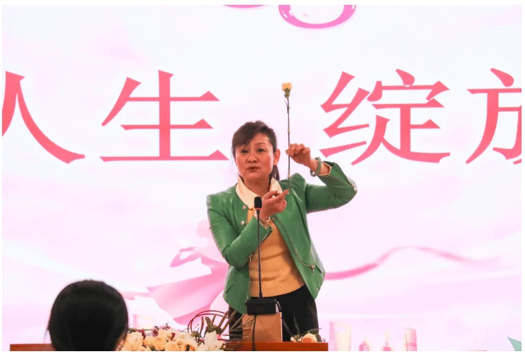 学院工会举办 “ 花漾人生，绽放芳华 ” 三八妇女节插花活动