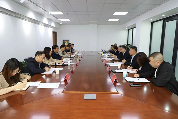 党委书记冯印涛与中国移动张家口分公司总经理张彦生进行座谈